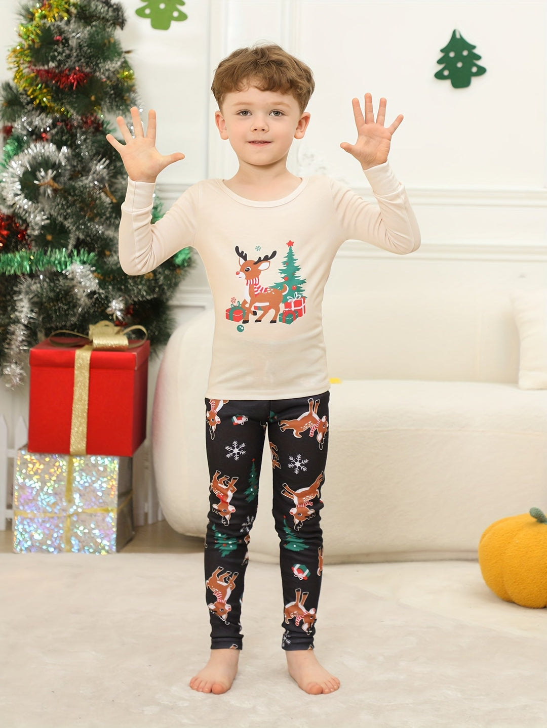 Familjepyjamas | Beige Julpyjamas med Ren- och Julgransgrafik | Mjuk Komfort för Festliga Stunder 5