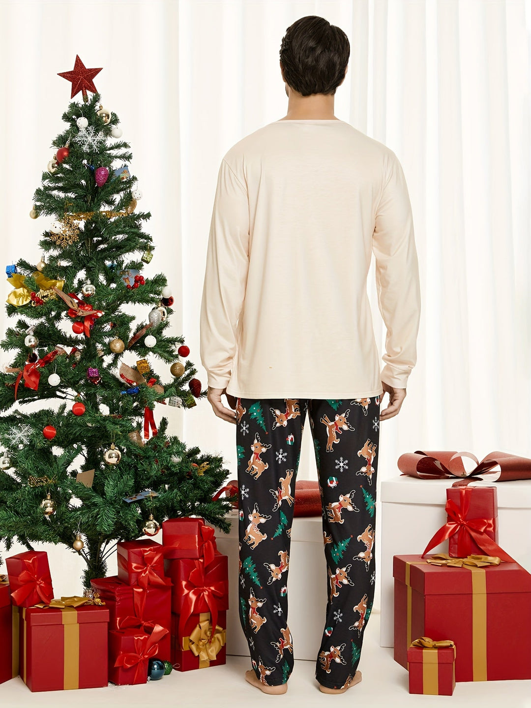 Familjepyjamas | Beige Julpyjamas med Renmotiv och Mjuk Tyg | Bekväm Passform för Alla Åldrar 1