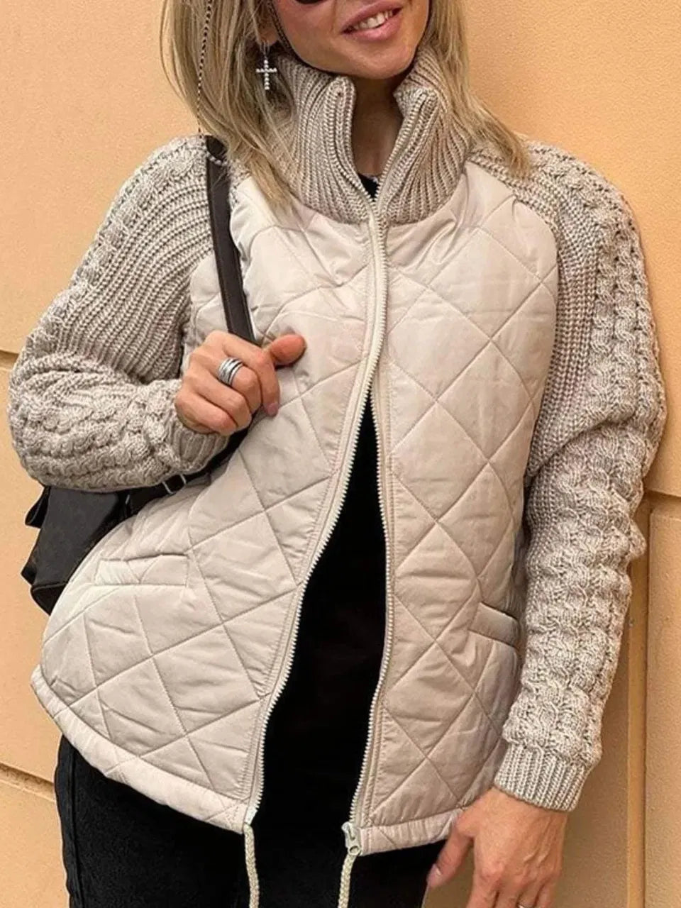 Kvinnors Quiltad Jacka med Texturerade Ärmar och Tratthals | Värmande och Stilren för Höst/Vinter 0