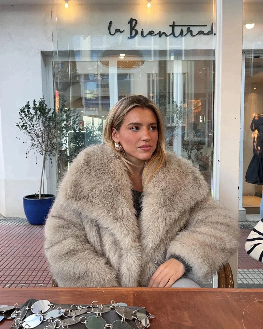 Långlinjekappa i Fuskpäls | Oversized Design med Mjuk Värme | Perfekt för Vinterkomfort 0