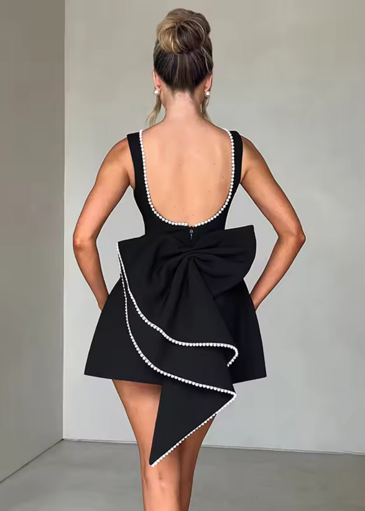 Mia | Elegant Mini Klänning med Öppen Rygg 1