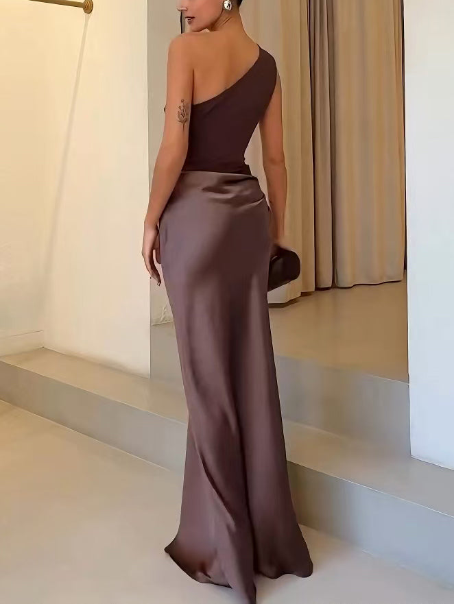 Mia | Elegant Svart Maxiklänning med One Shoulder Design 2