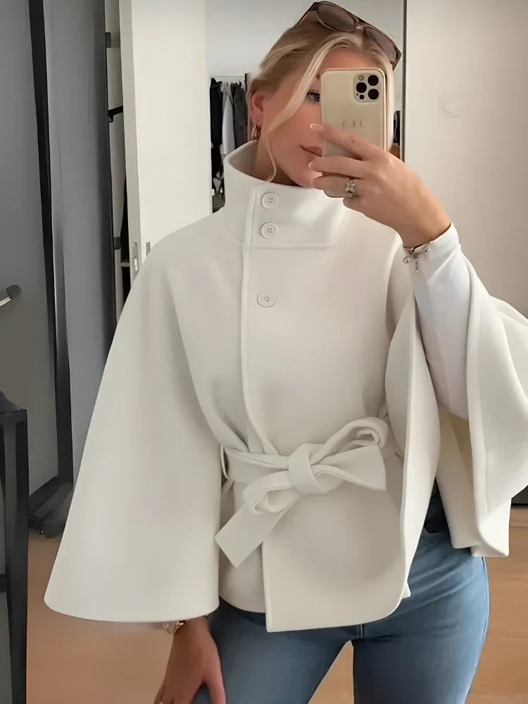 Olivia | Elegant Höstkappa med Hög Krage och Capeärmar 8