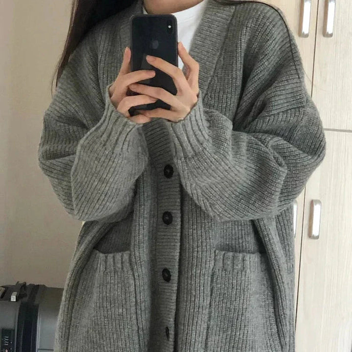 Olivia | Oversized Lång Stickad Kofta Med Knappstängning 1