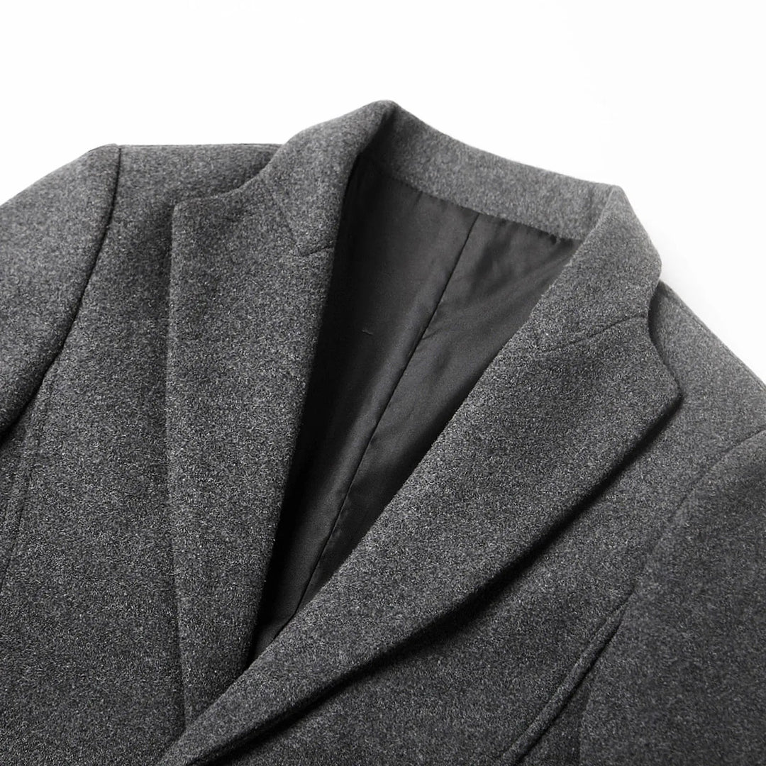 Skräddarsydd Herrkappa | Vinröd Kappa med Hackslag och Tvåknappsfästning | Elegant Stil för Höst och Vinter 3