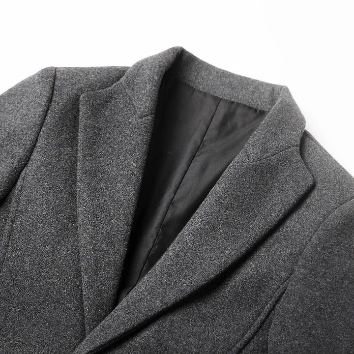 Skräddarsydd Herrkappa | Vinröd Kappa med Hackslag och Tvåknappsfästning | Elegant Stil för Höst och Vinter 3