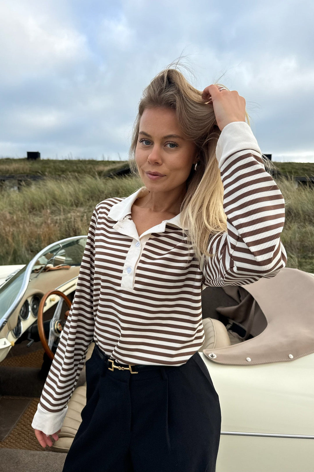 Sofia | Kortärmad Pikétröja Dam med Bruna Ränder och Vit Krage 0