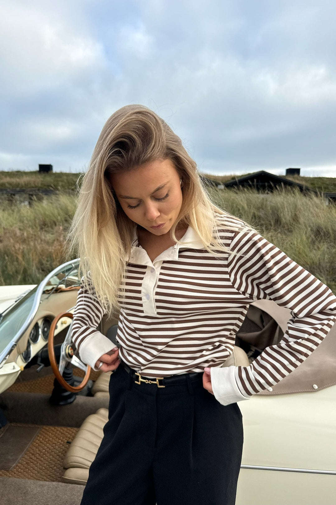 Sofia | Kortärmad Pikétröja Dam med Bruna Ränder och Vit Krage 1