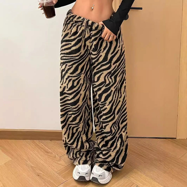 Sofia | Lätta Vidbenade Byxor med Leopardmönster för Dam 1