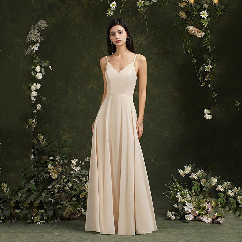 Sophie | Elegant Lång Vårklänning med Spets och Djup V-Ringning 0