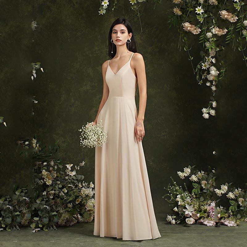 Sophie | Elegant Lång Vårklänning med Spets och Djup V-Ringning 1
