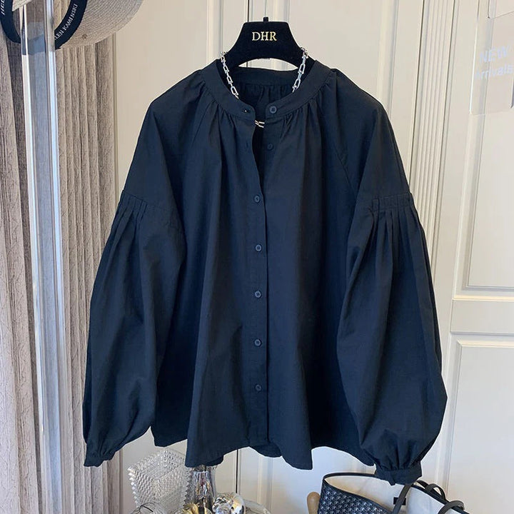 Sophie | Elegant V-Ringad Vit Blus med Lanternärm och Veckad Design 0