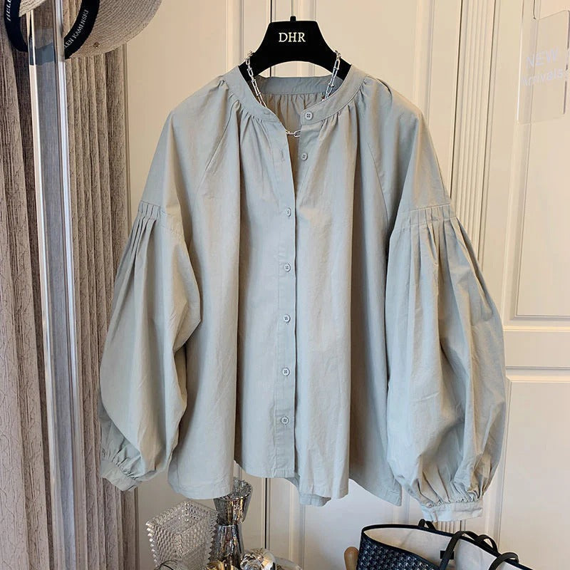 Sophie | Elegant V-Ringad Vit Blus med Lanternärm och Veckad Design 1
