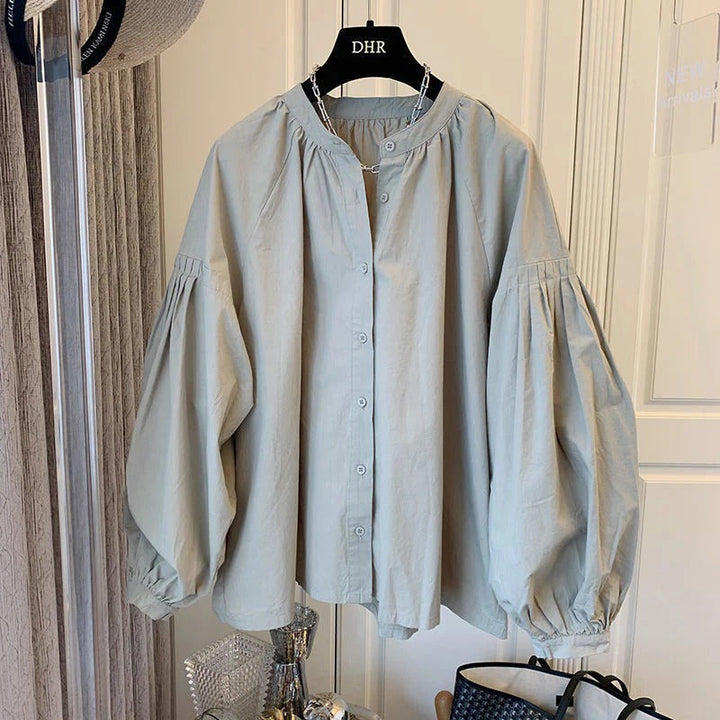 Sophie | Elegant V-Ringad Vit Blus med Lanternärm och Veckad Design 1