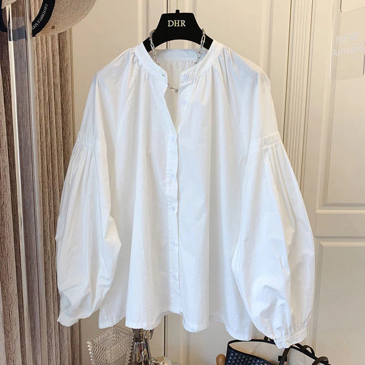 Sophie | Elegant V-Ringad Vit Blus med Lanternärm och Veckad Design 2