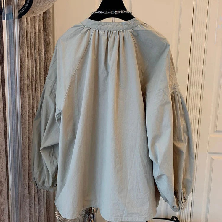 Sophie | Elegant V-Ringad Vit Blus med Lanternärm och Veckad Design 3