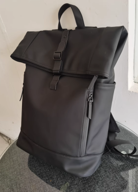 Vattentät Reseryggsäck med Rolltop Design och Justerbar Kapacitet | Perfekt för Äventyr och Pendling 2