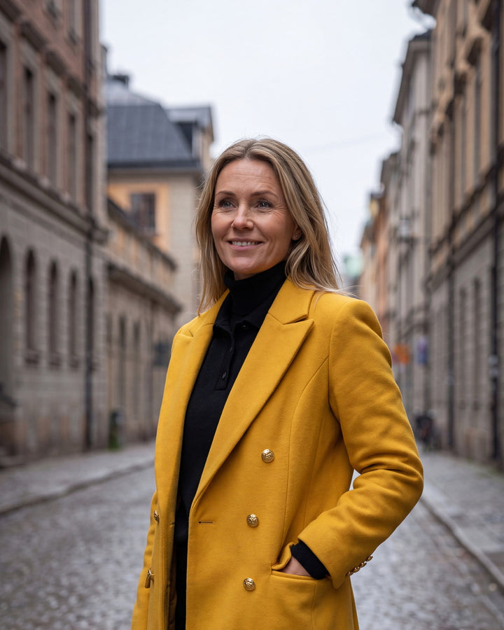 Senapsgul dubbelknäppt lång kappa – genererad livsstilsbild
