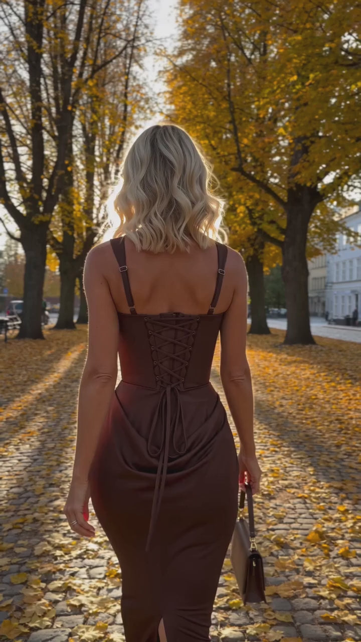 Kort film som visar elegant djupbrun maxi klänning i rörelse — passform, material och detaljer.