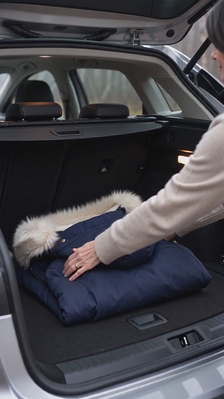 Kort film som visar hållbar design för kalla dagar i rörelse — passform, material och detaljer.