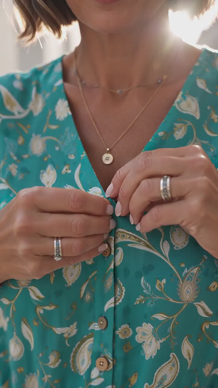 Kort film som visar elegant v-ringad midiklänning dam för vår och sommar i rörelse — passform, material och detaljer.
