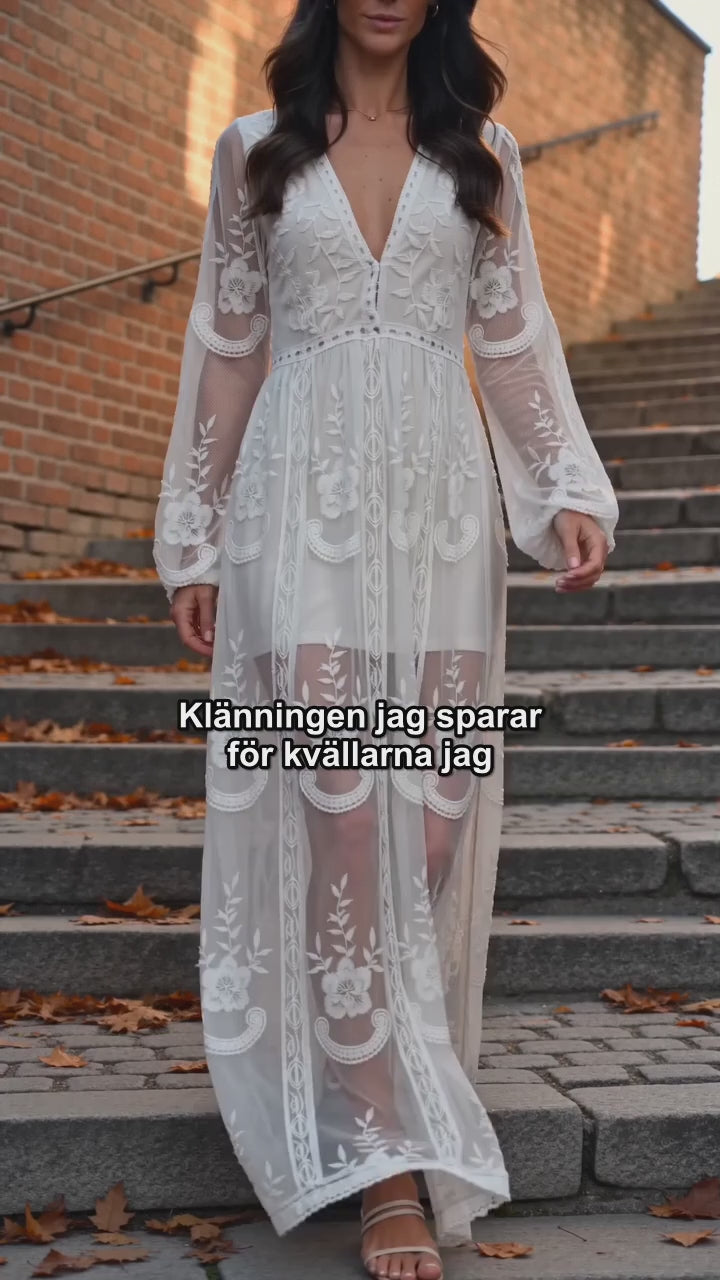 Ella | Spetsmaxiklänning med djup V-ringning