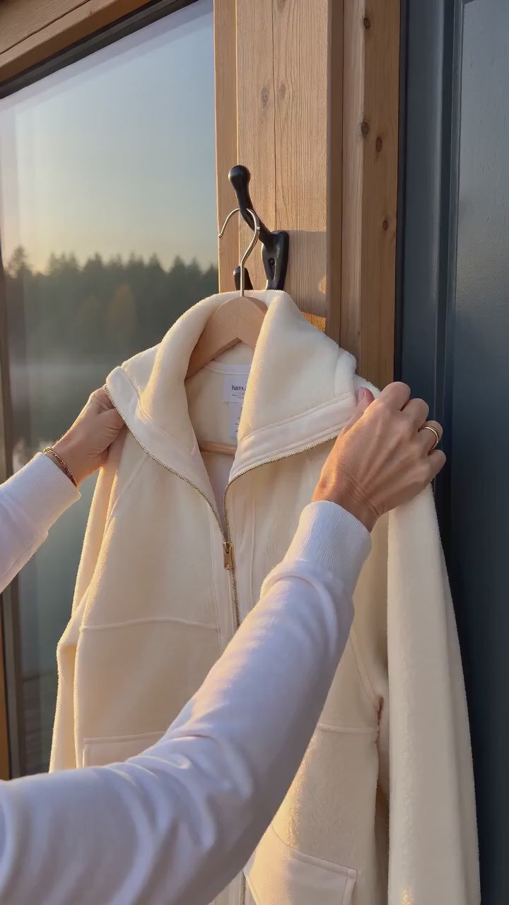 Kort film som visar elegant långärmad höstjacka dam med praktiska funktioner i rörelse — passform, material och detaljer.