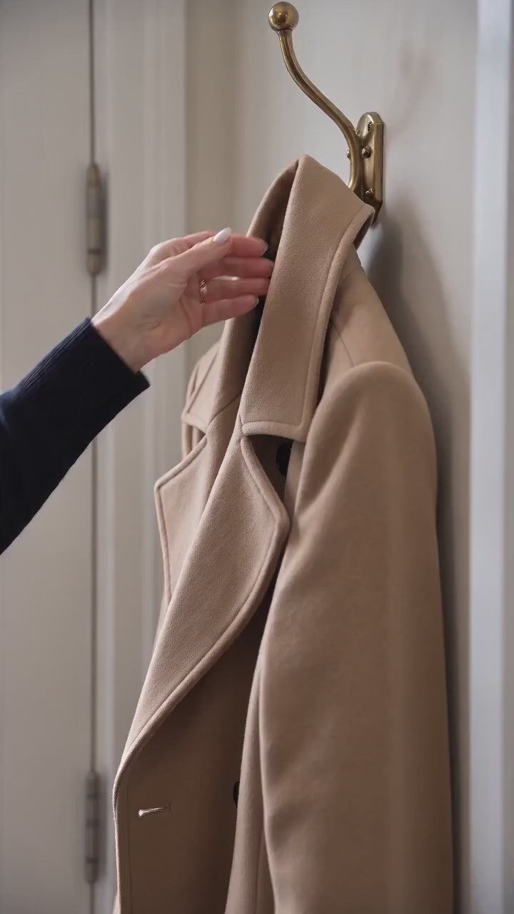 Kort film som visar tidlös design för vintermode i rörelse — passform, material och detaljer.