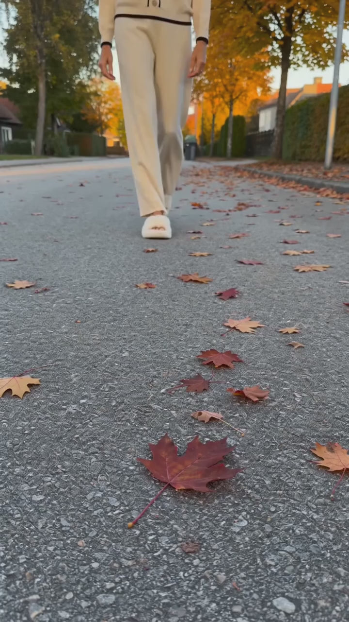 Kort film som visar avslappnad långärmad vårklänning med vida byxor i rörelse — passform, material och detaljer.