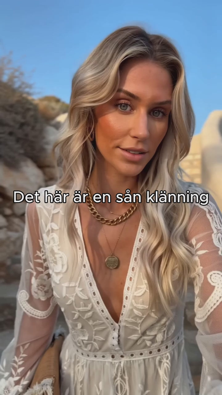Ella | Spetsmaxiklänning med djup V-ringning