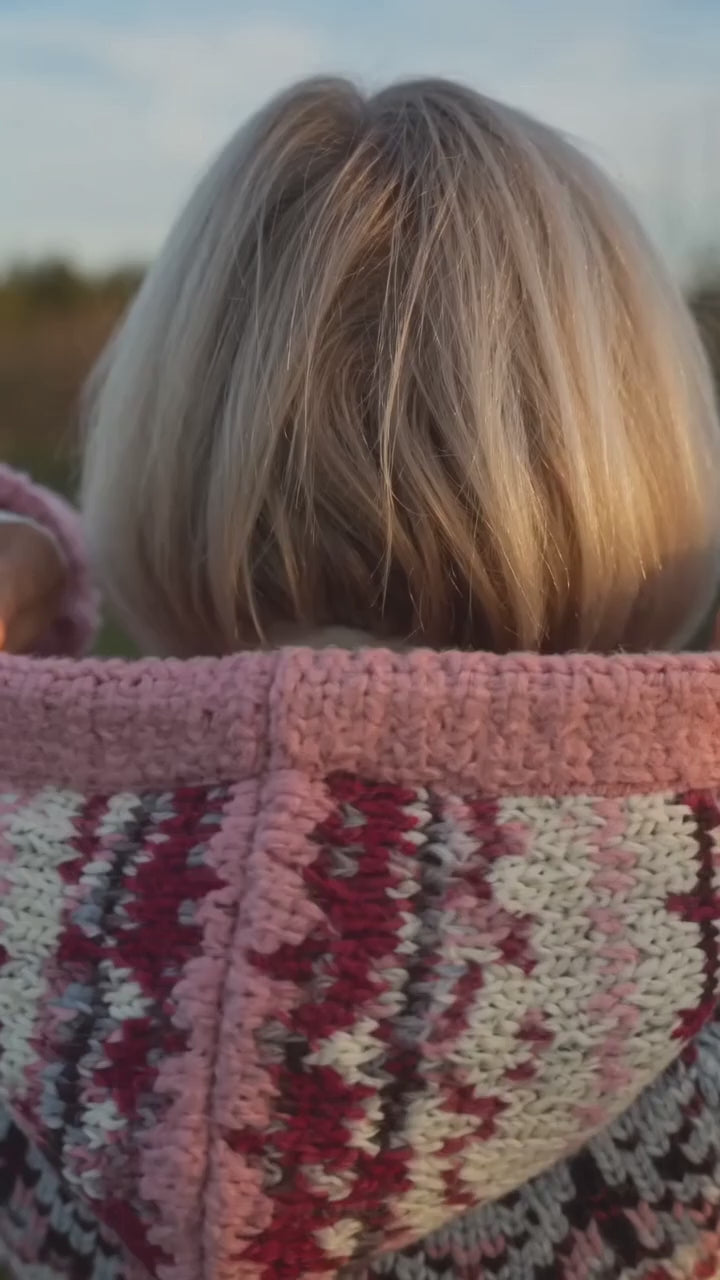 Kort film som visar chunky knit hooded cardigan för kalla dagar i rörelse — passform, material och detaljer.