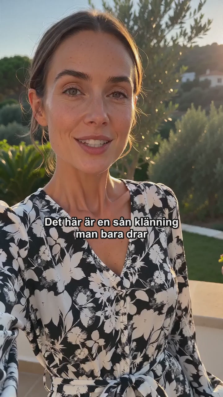 Liam | Blommig Vårklänning med V-Ringning och Justerbar Passform