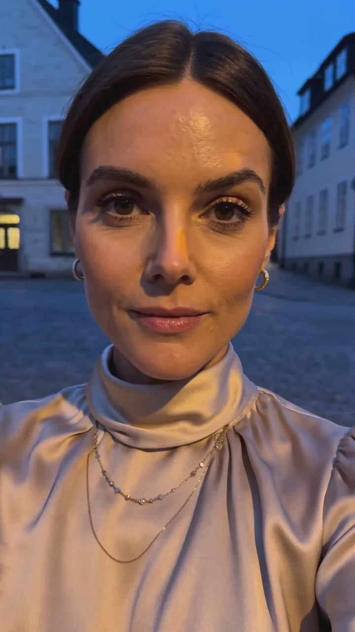 Kort film som visar elegant midiklänning dam med hög hals och draperad silhuett för sofistikerad look i rörelse — passform, material och detaljer.