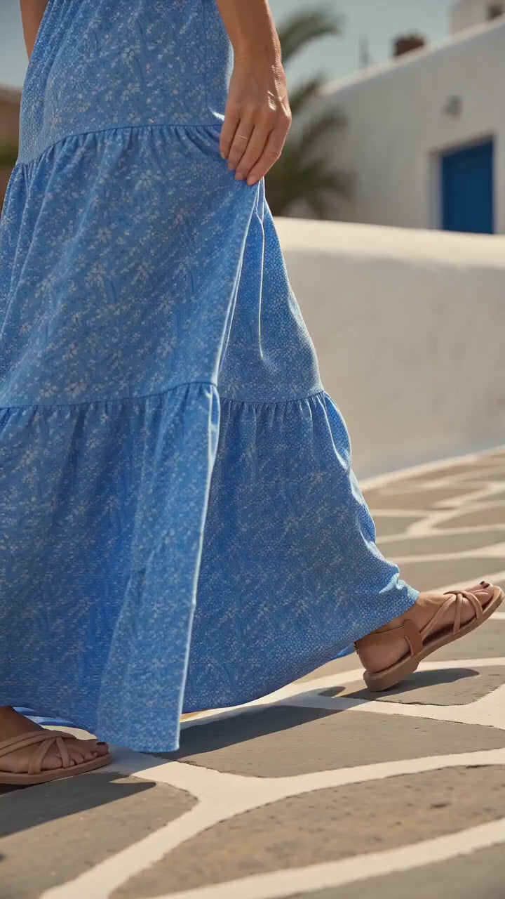 Kort film som visar bohemisk v-ringad sommarklänning för dam med korta ärmar i rörelse — passform, material och detaljer.