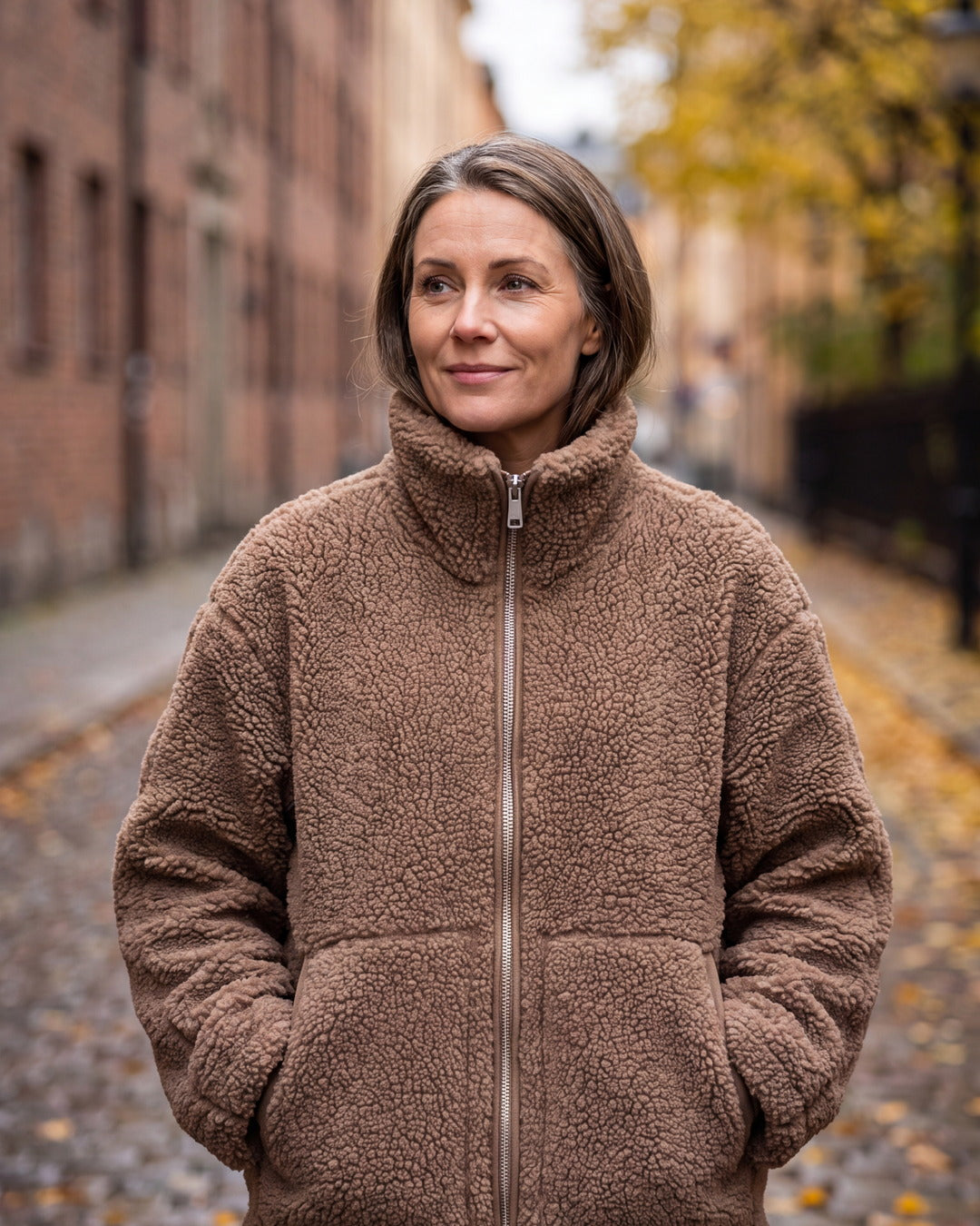 Sophie teddyfleecejacka i mockabrun – genererad livsstilsbild
